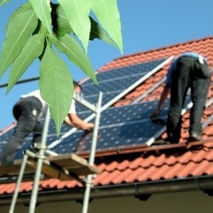 Bild von Dachdeckern beim Aufbau einer Photovoltaikanlage