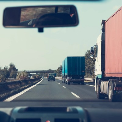 Zwei LKW auf einer Autobahn